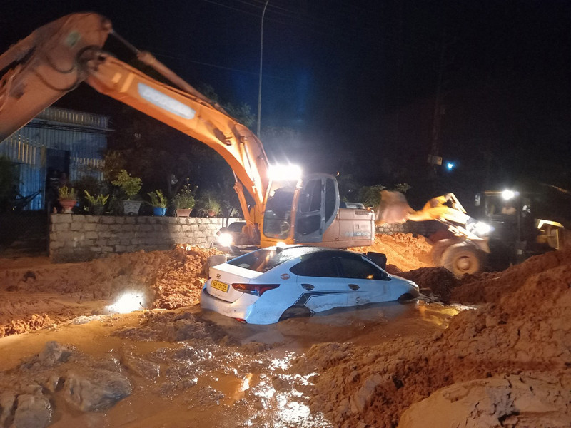 Mưa lớn kéo dài từ khuya ngày 20-4 tới rạng sáng 21-4 tràn cát vùi lấp tuyến đường Huỳnh Thúc Kháng, phường Mũi Né, TP Phan Thiết. Một xe taxi bị cát vùi lấp hơn nửa xe. Sạt lở cát nghiêm trọng tuyến đường du lịch Mũi Né -0