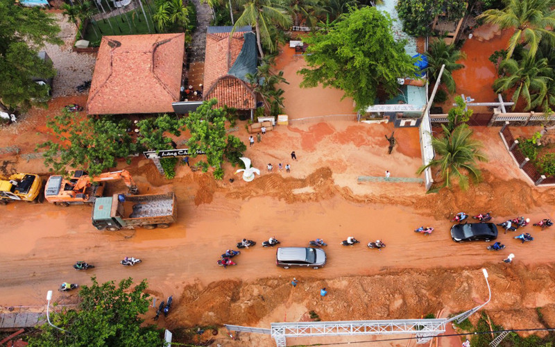 Khoảng 6 giờ sáng, giao thông trên tuyến đường này đã tạm thời được khắc phục, tuy nhiên hiện trường vẫn còn rất bề bổn, ngổn ngang. Sạt lở cát nghiêm trọng tuyến đường du lịch Mũi Né -0