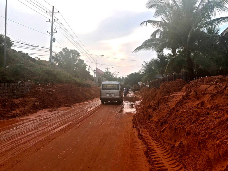 Khoảng 6 giờ sáng, giao thông trên tuyến đường này đã tạm thời được khắc phục, tuy nhiên hiện trường vẫn còn rất bề bổn, ngổn ngang. Sạt lở cát nghiêm trọng tuyến đường du lịch Mũi Né -0