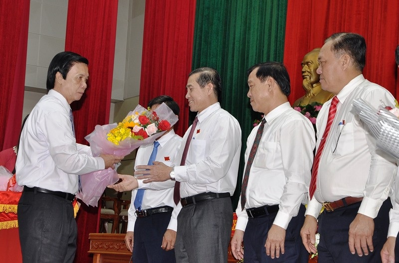Đồng chí Nguyễn Văn Danh, Ủy viên T.Ư Đảng, Bí thư Tỉnh ủy, Chủ tịch HĐND tỉnh Tiền Giang tặng hoa các đồng chí nghỉ hưu theo chế độ và các đồng chí trúng cử.