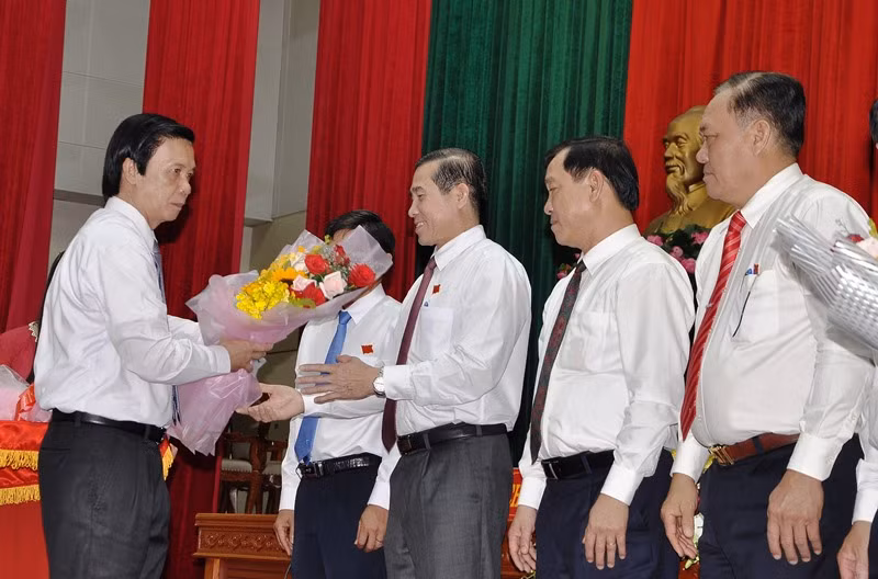 Đồng chí Nguyễn Văn Danh, Ủy viên T.Ư Đảng, Bí thư Tỉnh ủy, Chủ tịch HĐND tỉnh Tiền Giang tặng hoa các đồng chí nghỉ hưu theo chế độ và các đồng chí trúng cử.