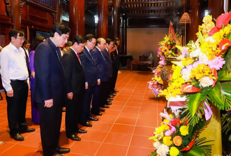 Thủ tướng Nguyễn Xuân Phúc cùng các đồng chí lãnh đạo Đảng, Nhà nước và tỉnh Nghệ An thành kính tưởng niệm Chủ tịch Hồ Chí Minh. Thủ tướng dự lễ hưởng ứng chương trình trồng 1 tỷ cây xanh -0