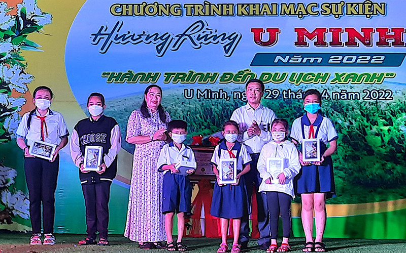 Chính quyền huyện U Minh trao hỗ trợ máy tính cho học sinh khó khăn đạt thành tích cao trong học tập vào tối 29/4. Hội thi chim hót ở miệt rừng U Minh Hạ -0
