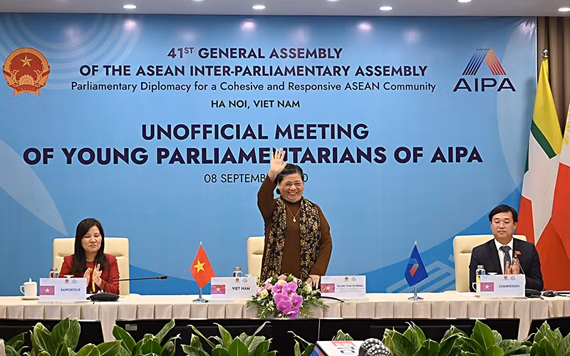 Phó Chủ tịch Thường trực Quốc hội, Trưởng Ban Tổ chức AIPA 41 Tòng Thị Phóng gửi lời chào nồng nhiệt tới các đại biểu tham dự Hội nghị.