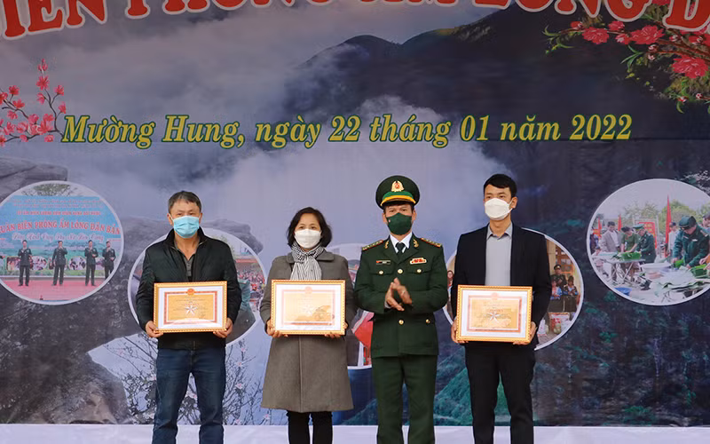 Bộ Chỉ huy Bộ đội Biên phòng tỉnh Sơn La tặng giấy khen cho các đơn vị, cá nhân đã đồng hành.