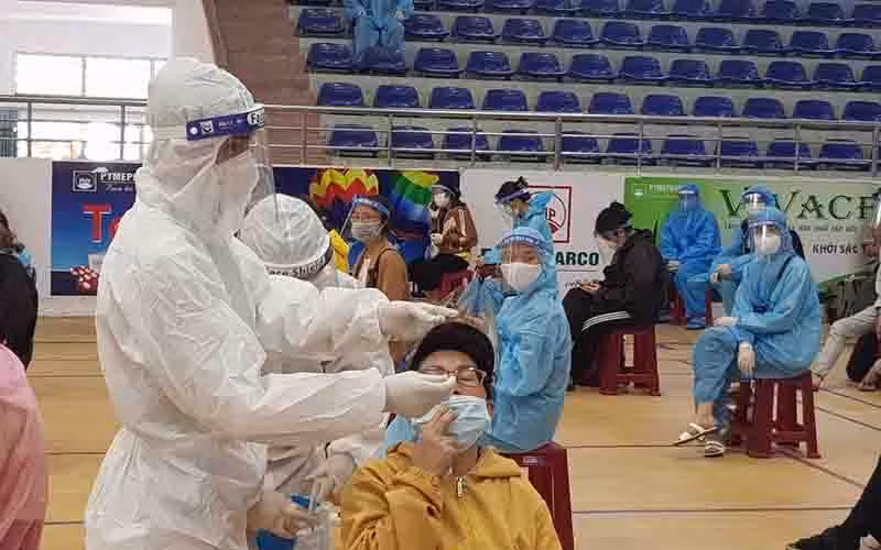 Thành phố Tuy Hòa tiếp tục công tác truy vết, lấy mẫu xét nghiệm tại các khu vực đang thực hiện cách ly, phong tỏa, người được đón từ TP Hồ Chí Minh và các tỉnh phía nam về.