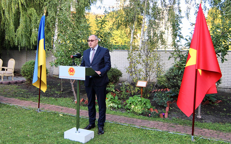 Thứ trưởng Ngoại giao Ukraine Dmytro Senik chúc mừng Việt Nam nhân dịp Quốc khánh (Ảnh: QUẾ ANH) Hoạt động mừng 76 năm Quốc khánh Việt Nam tại Ukraine -0