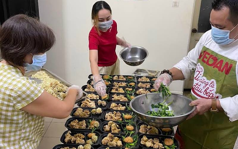 Những suất ăn nghĩa tình gửi vào vùng dịch ảnh 1 Những suất ăn nghĩa tình gửi vào vùng dịch -0