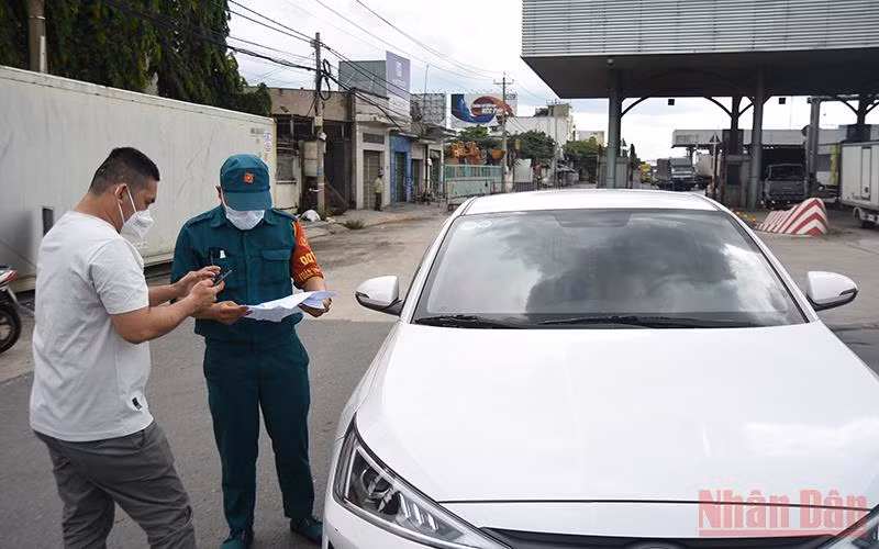 Kiểm tra ô-tô lưu thông từ TP Hồ Chí Minh vào địa bàn Đồng Nai trên Quốc lộ 1A. 