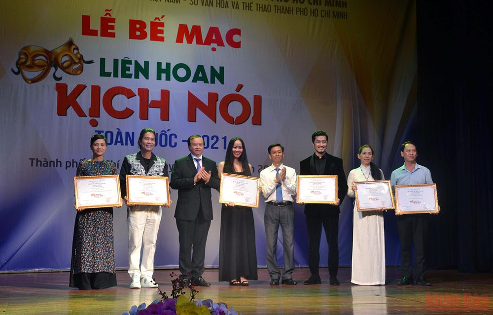 Trao huy chương vàng cho 6 vở diễn xuất sắc nhất. (Ảnh: Linh Bảo)