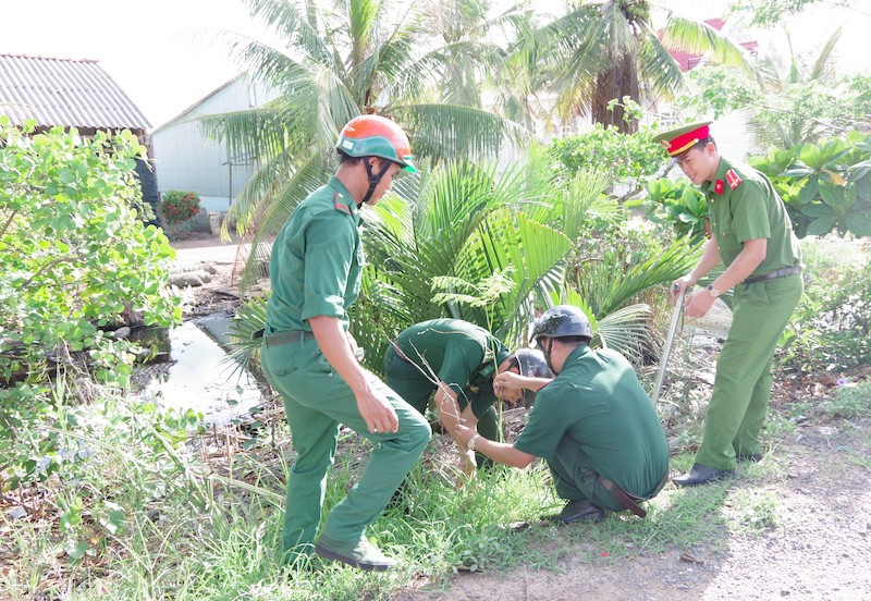 Đoàn viên thanh niên các đơn vị trồng cây xanh dọc tuyến đường Nam Sông Hậu. Nhiều hoạt động chăm lo người nghèo biên giới biển Sóc Trăng -1