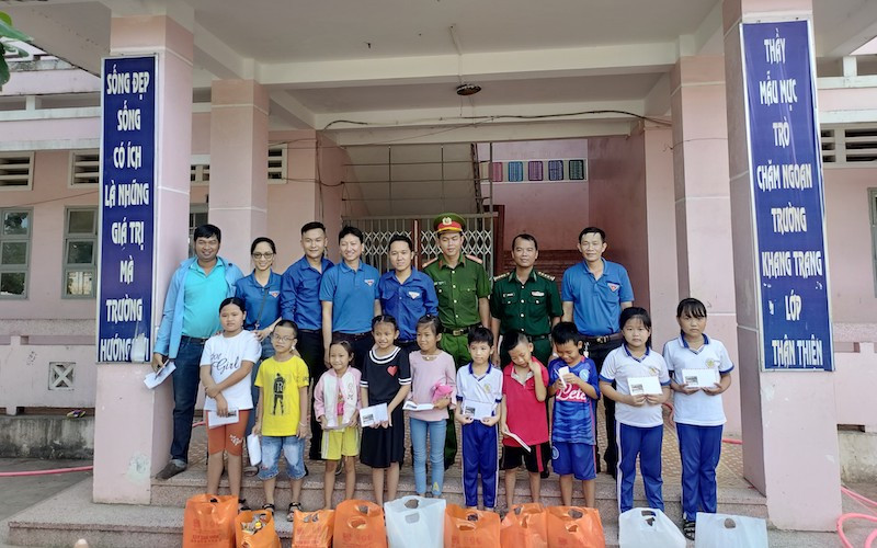Trao tặng học bổng cho các em học sinh người dân tộc Khmer có hoàn cảnh khó khăn trên địa bàn xã Lai Hòa. Nhiều hoạt động chăm lo người nghèo biên giới biển Sóc Trăng -2