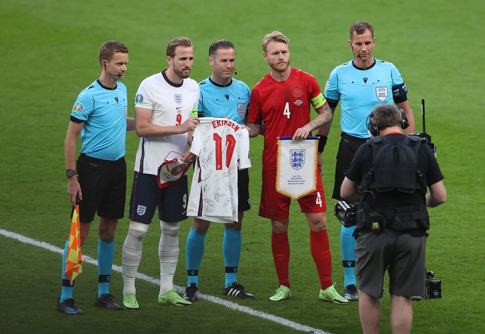 Hai đội gửi lời động viên đến Christian Eriksen trước khi bước vào trận đấu. (Ảnh: UEFA) Nhìn lại chiến thắng lịch sử đưa Anh vào chung kết EURO 2020 -0