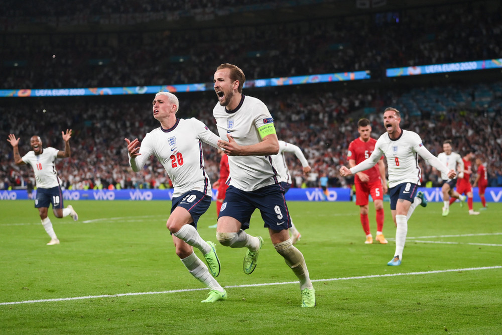 Harry Kane (số 9) ăn mừng cùng đồng đội. Đội tuyển Anh lần đầu vào chung kết EURO -0