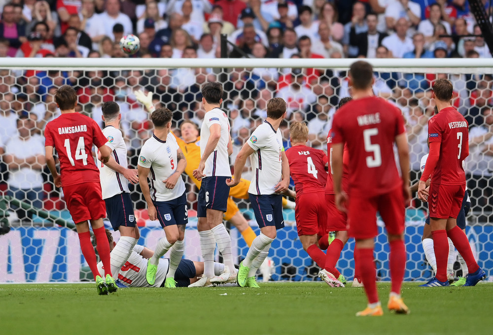 Cú sút cách khung thành 25m của Damsgaard. (Ảnh: UEFA) Đội tuyển Anh lần đầu vào chung kết EURO -0