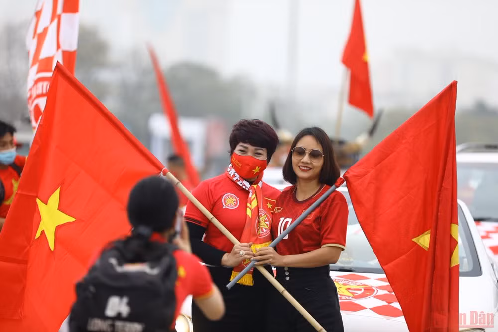 Cổ động viên Việt Nam hâm nóng sân Mỹ Đình trước trận Việt Nam-Oman -0