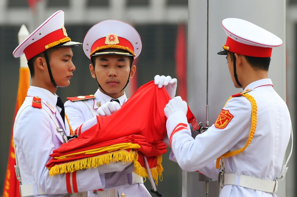 Mọi động tác chuẩn bị được các chiến sĩ thực hiện nghiêm chỉnh, trật tự. Thiêng liêng nghi lễ thượng cờ tại Quảng trường Ba Đình -0