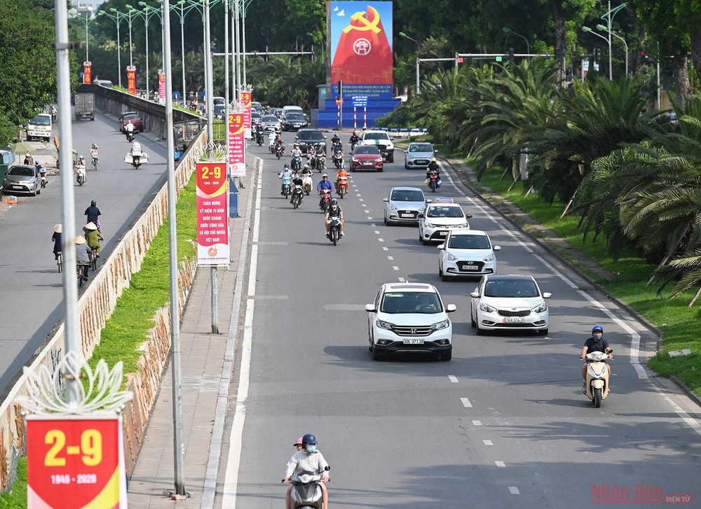 Tuyến đường Yên Phụ rực rỡ với những khẩu hiệu chào mừng Quốc khánh. Đường phố Hà Nội rực rỡ màu cờ Tổ quốc chào mừng 75 năm Quốc khánh -1