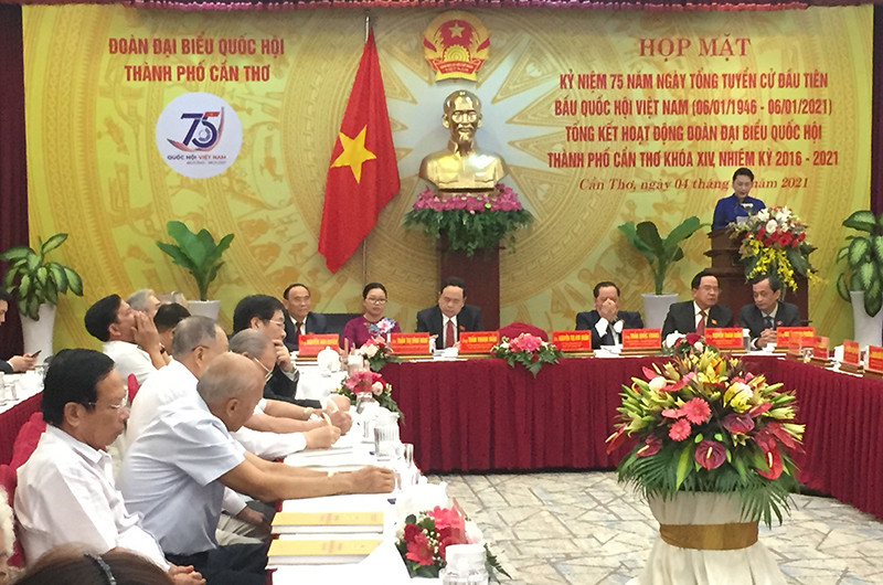 Chủ tịch Quốc hội phát biểu ý kiến tại buổi họp mặt.