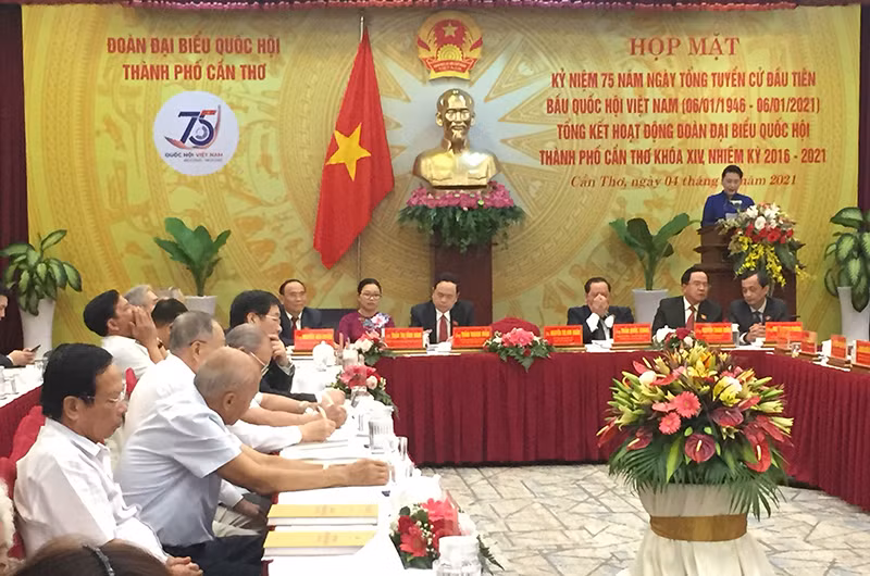 Chủ tịch Quốc hội phát biểu ý kiến tại buổi họp mặt.