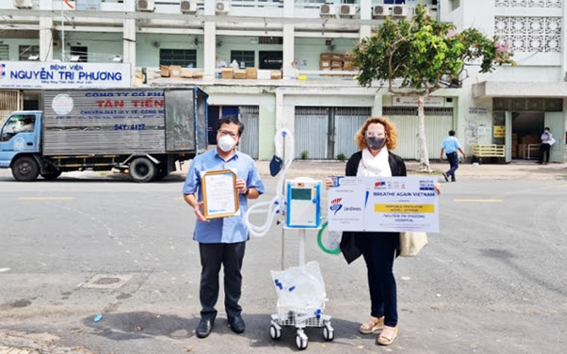Đại diện EuroCham trao máy thở tới Bệnh viện Nguyễn Tri Phương EuroCham gây quỹ hỗ trợ các bệnh viện chống Covid-19 -0