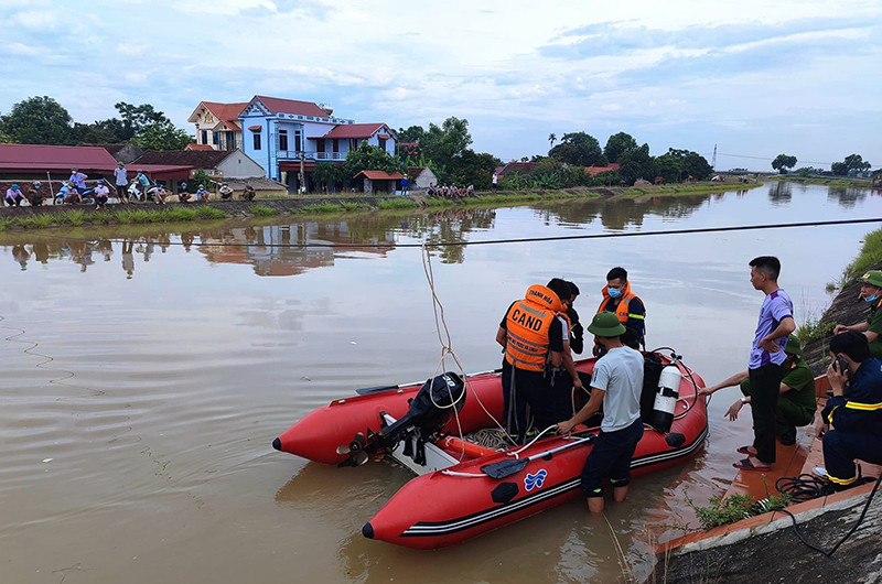 Phương tiện cùng nhân lực tăng cường tham gia tìm kiếm nạn nhân. Nỗ lực tìm kiếm hai thiếu niên bị nước cuốn mất tích -0