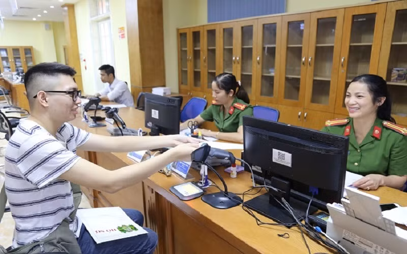 Cán bộ Phòng Cảnh sát Quản lý hành chính về trật tự xã hội tiếp công dân tại Trung tâm Hành chính công tỉnh Vĩnh Phúc. (Ảnh: Công an tỉnh Vĩnh Phúc)