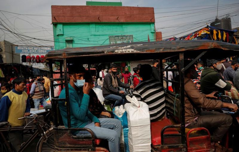 Một khu chợ đông đúc trong khu phố cổ tại Delhi, Ấn Độ, ngày 4/1/2022. (Ảnh: REUTERS) Dịch Covid-19 tiếp tục diễn biến phức tạp ở Mỹ và châu Âu -0