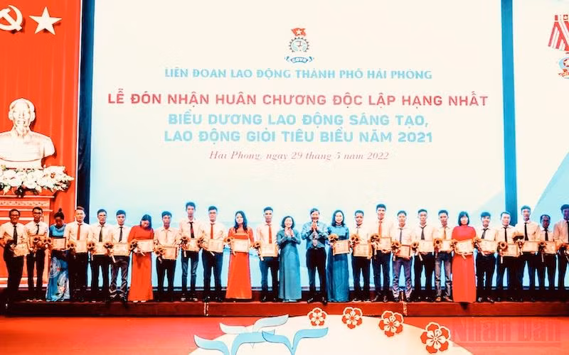 Biểu dương, trao bằng Lao động sáng tạo, bằng Lao động giỏi cho công nhân, người lao động thành phố Hải Phòng.