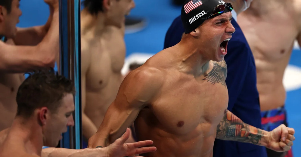 Caeleb Dressel cùng các đồng đội giành huy chương vàng và phá kỷ lục thế giới nội dung tiếp sức hỗn hợp 4x100m nam sáng 8/1. (Ảnh: Getty Images) Mỹ và Australia thống trị đường đua xanh Olympic Tokyo 2020 -0