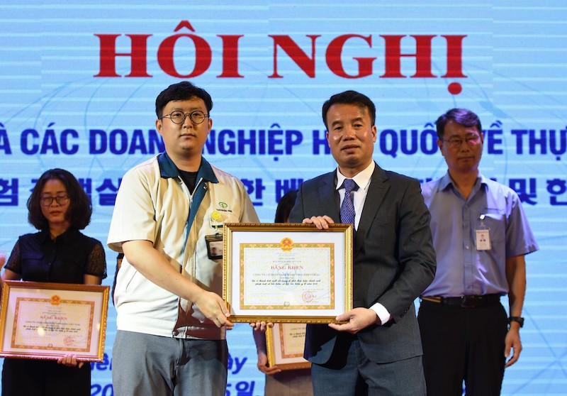 Tổng Giám đốc BHXH Việt Nam Nguyễn Thế Mạnh trao Bằng khen cho doanh nghiệp. Bảo hiểm xã hội Việt Nam đối thoại với doanh nghiệp Hàn Quốc -0