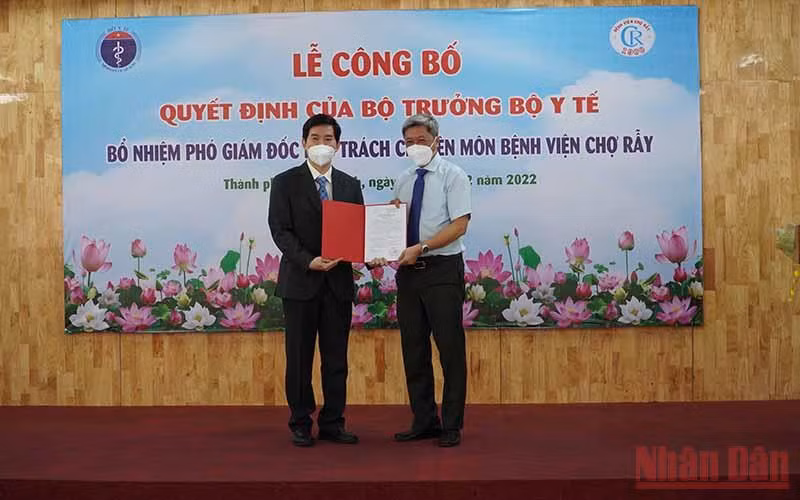 Trao quyết định bổ nhiệm chức vụ Phó Giám đốc phụ trách chuyên môn Bệnh viện Chợ Rẫy cho BS Lâm Việt Trung.