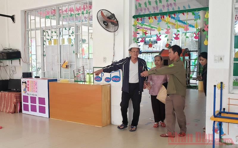 Đưa người cao tuổi đến khu sơ tán tập trung. Đà Nẵng ưu tiên sơ tán tại chỗ tránh bão Vamco -0
