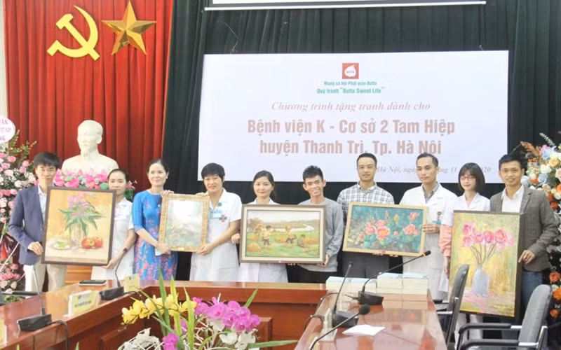 Họa sĩ Nguyễn Thị Kim Đức (thứ ba từ trái sang) trao tặng bộ tranh cho Bệnh viện K cơ sở 2. (Ảnh: Nguyễn Hoàng)