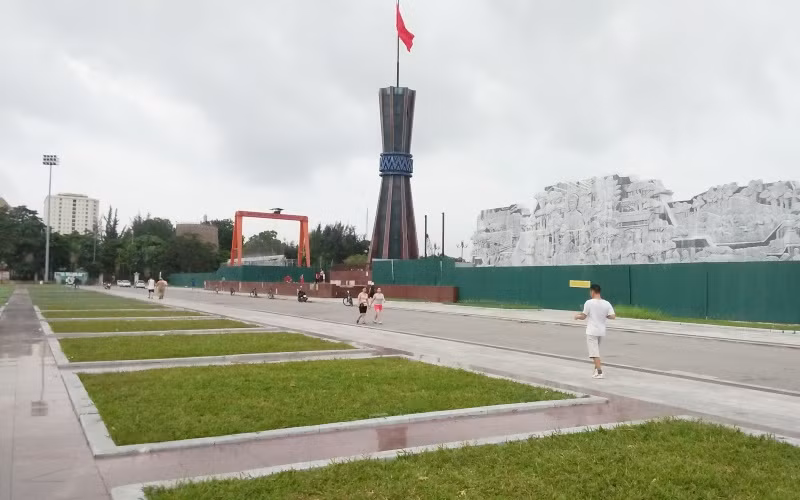 Phù điêu “Đại tướng Võ Nguyên Giáp với đồng bào các dân tộc tỉnh Thái Nguyên” đang được xây dựng.