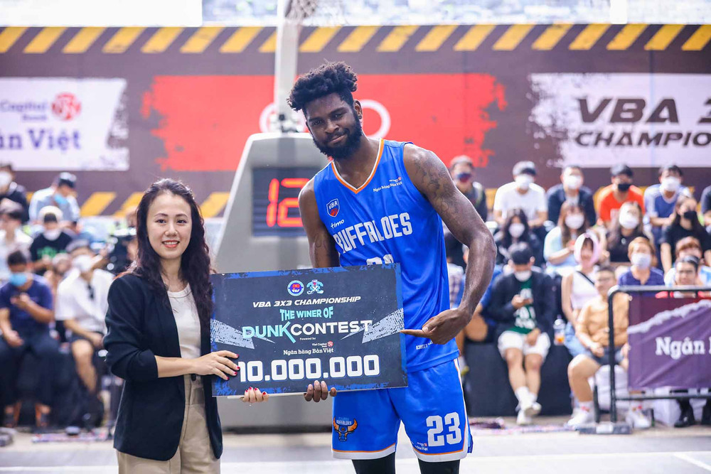 Alonzo Stanford nhận danh hiệu vô địch Dunk Contest. (Ảnh: VBA) Dấu ấn VBA 3X3 với cuộc thi úp rổ ngoạn mục -0