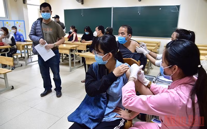 TP Hà Nội tiêm vaccine cho người dân. (Ảnh: THÀNH ĐẠT)