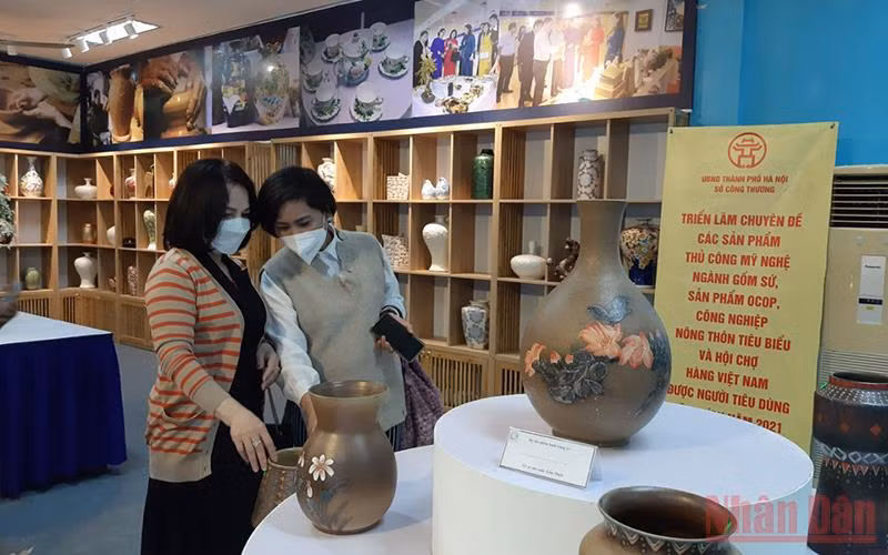 Người dân tham quan, tìm hiểu các sản phẩm thủ công mỹ nghệ, sản phẩm OCOP tiêu biểu tại Triển lãm.