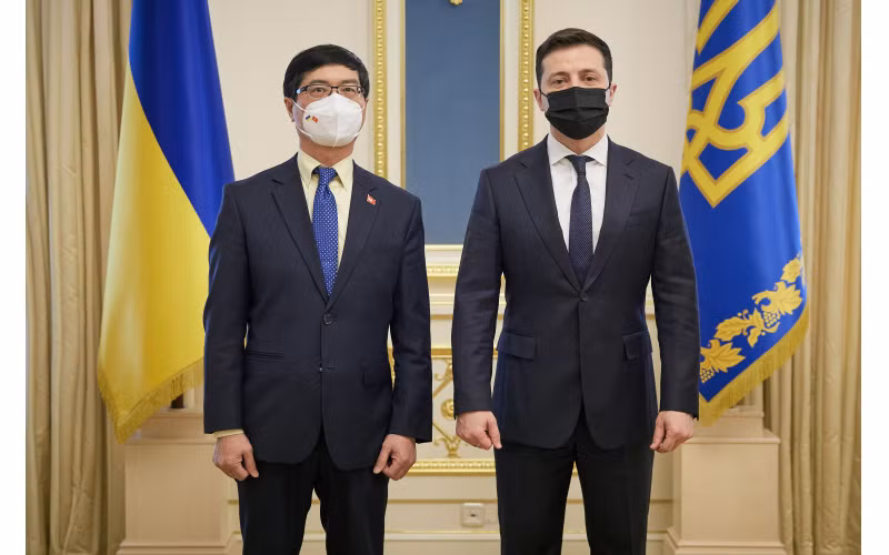 Đại sứ Việt Nam tại Ukraine Nguyễn Hồng Thạch (bên trái) và Tổng thống Ukraine Vladimir Zelensky tại lễ trình Uỷ nhiệm thư.