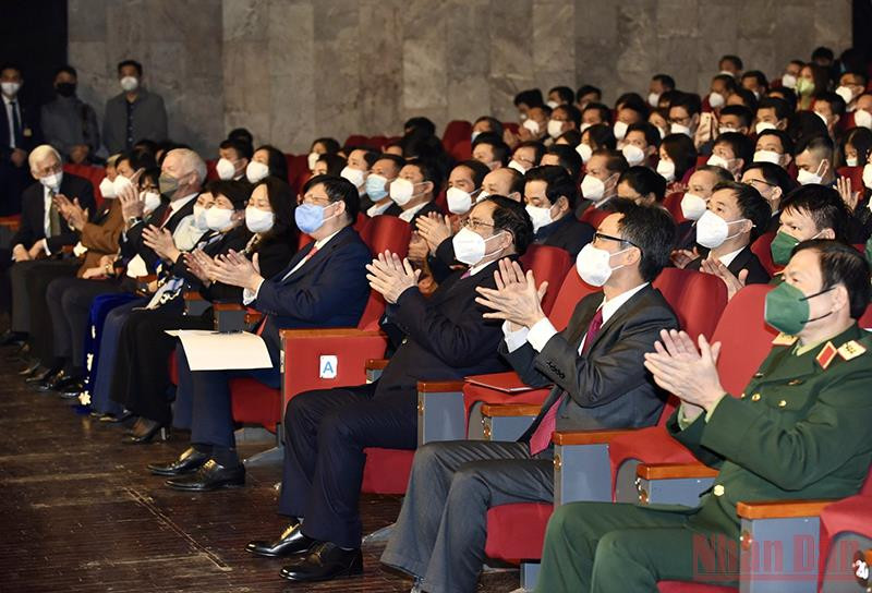 Thủ tướng Phạm Minh Chính và các đồng chí lãnh đạo Đảng, Nhà nước tham dự chương trình. (Ảnh: Trần Hải) Những “chiến sĩ áo trắng” luôn là hình ảnh đẹp về sự hy sinh, y đức, tấm lòng nhân ái -0