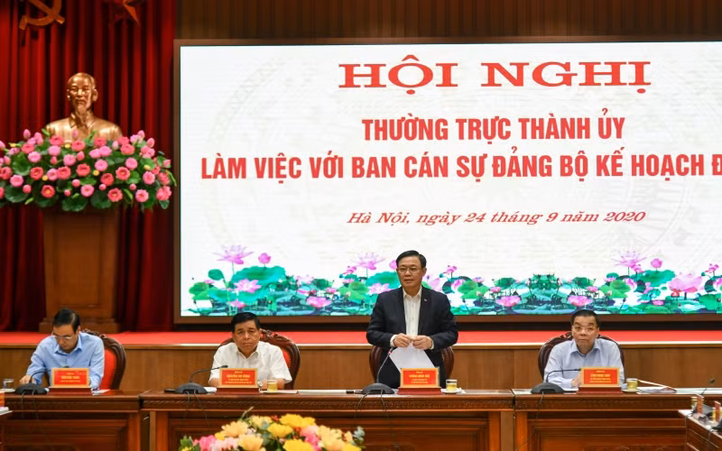 Đồng chí Vương Đình Huệ, Ủy viên Bộ Chính trị, Bí thư Thành ủy phát biểu ý kiến tại hội nghị.