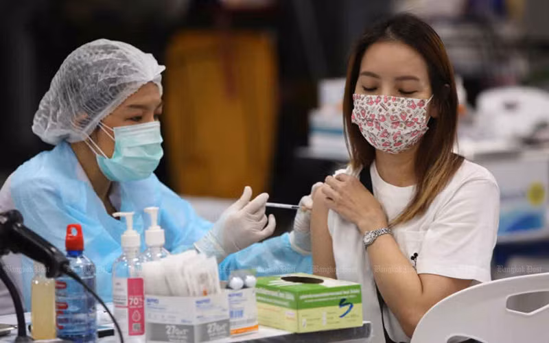 Người dân Thái Lan tiêm vaccine ngừa Covid-19 tại Ga Bang Sue ở thủ đô Bangkok. (Ảnh Bưu điện Bangkok)
