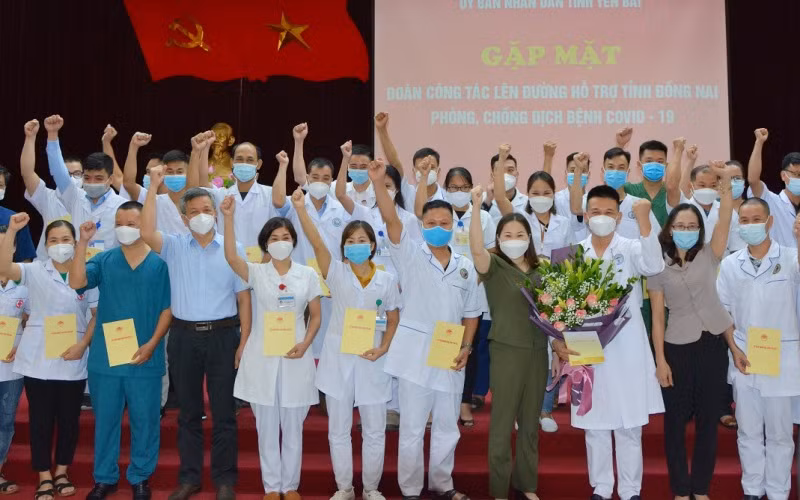 Phó Chủ tịch UBND tỉnh Yên Bái, Vũ Thị Hiền Hạnh động viên đoàn và cùng thể hiện quyết tâm phòng, chống dịch.