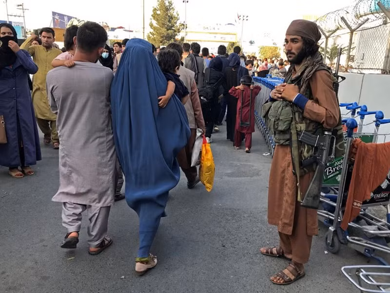 Lối vào sân bay quốc tế Hamid Karzai, tại Kabul, Afghanistan, ngày 16/8. (Ảnh: Reuters)