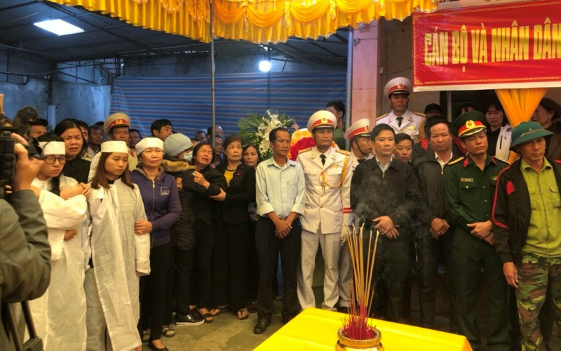 Đông đảo nhân dân và chính quyền địa phương đến viếng và dự lễ an táng liệt sĩ Phạm Văn Hướng. Thái Bình tổ chức Lễ truy điệu, an táng liệt sĩ hy sinh tại Thủy điện Rào Trăng 3 -0