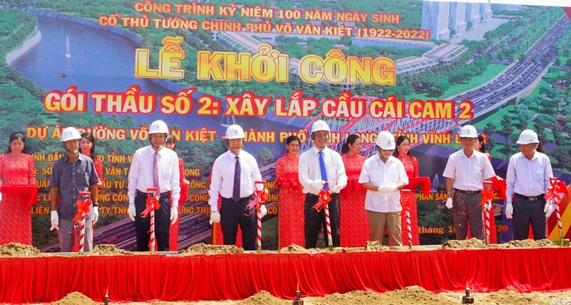 Động thổ công trình đường gói thầu số 2 - Xây lắp cầu Cái Cam 2 thuộc dự án đường Võ Văn Kiệt. 