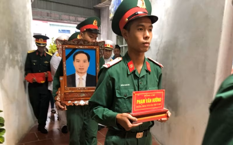 Đưa di ảnh và tro cốt liệt sĩ Phạm Văn Hướng về quê nhà Đông Hưng, tỉnh Thái Bình.