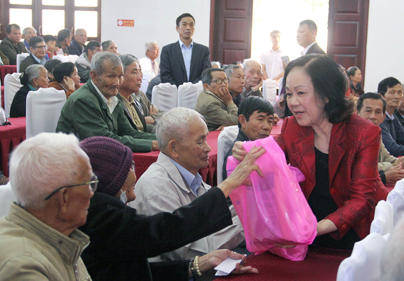 Đồng chí Trương Thị Mai trao quà tặng gia đình chính sách, người có công với cách mạng huyện Đơn Dương. Đồng chí Trương Thị Mai thăm và tặng quà Tết tại Lâm Đồng -0