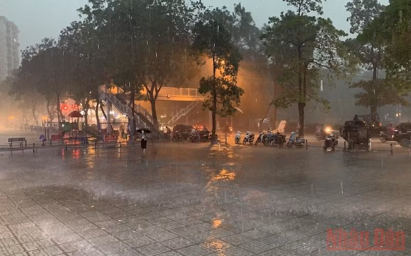 Mưa lớn tại khu vực Linh Đàm, Hoàng Liệt, Hà Nội. (Ảnh: BÔNG MAI)