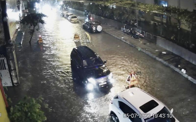 Nhiều tuyến phố ngập trong nước. Mưa lớn giờ tan tầm gây ngập úng nhiều khu vực ở Hà Nội -1